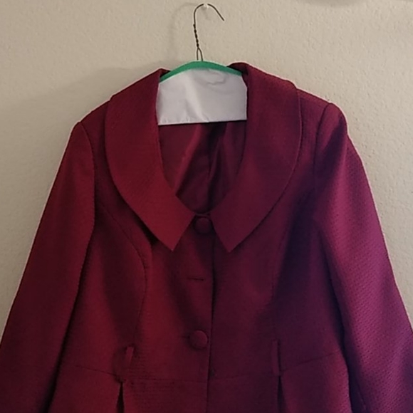 Skirt suit - Picture 3 of 4